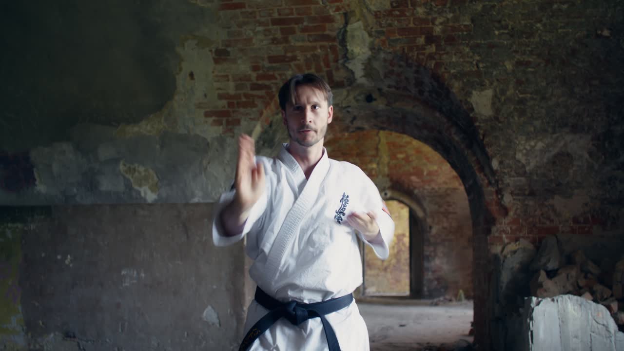 Mand, der dyrker karate i ruiner