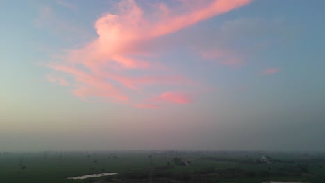 Wolken-Und-Getreidefelder-Aus-Der-Vogelperspektive