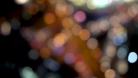 luces nocturnas en la carretera en el fondo de la ciudad nocturna. faros desfocalizados de automóviles en movimiento tráfico urbano. bokeh de colores borrosos brillantes abstractos.