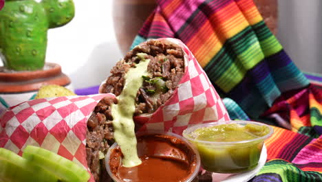 chorreando salsa de guacamole en un burrito de carne asada - serie de camiones de comida