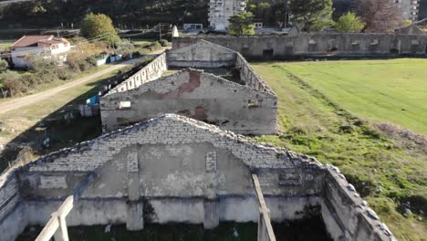 cuarteles en ruinas del notorio campamento del régimen comunista en albania, vista aérea