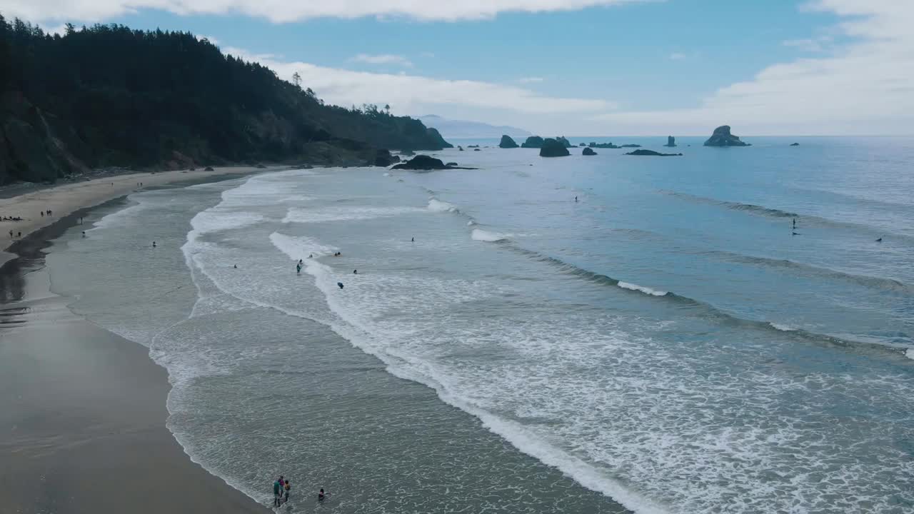 timelapse de surfistas y olas bajo cielos azules en indian beach, oregon