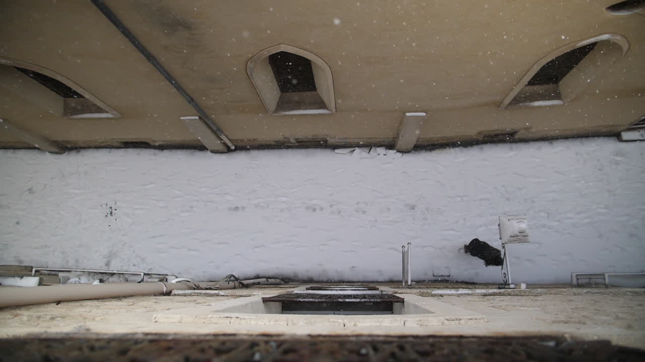 눈이 많이 내리는 날 프랑스 몽펠리에의 거리의 창문에서 볼 수 있는 풍경