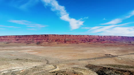 Acantilados-De-Arenisca-A-Lo-Largo-De-La-Autopista-89a,-Condado-De-Coconino,-Arizona