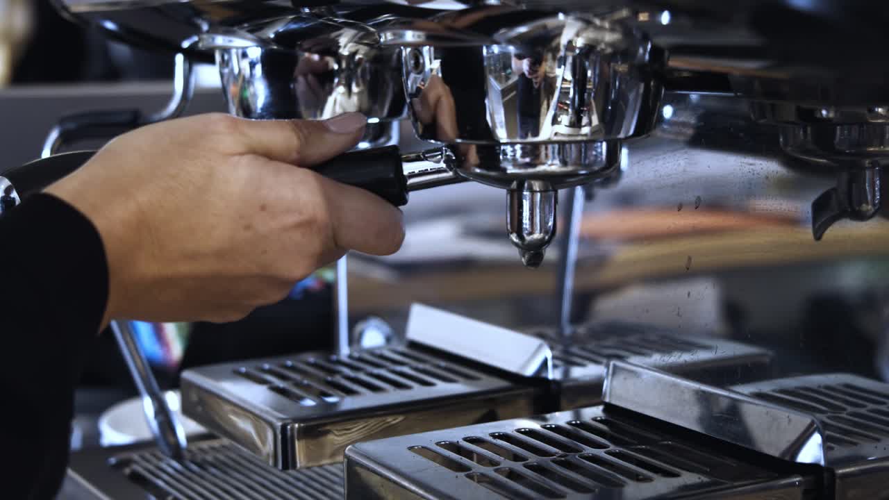 detalle del barista preparando la máquina de café para preparar la cámara lenta