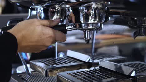 Detail-Des-Barista,-Der-Die-Kaffeemaschine-Zum-Brühen-In-Zeitlupe-Vorbereitet