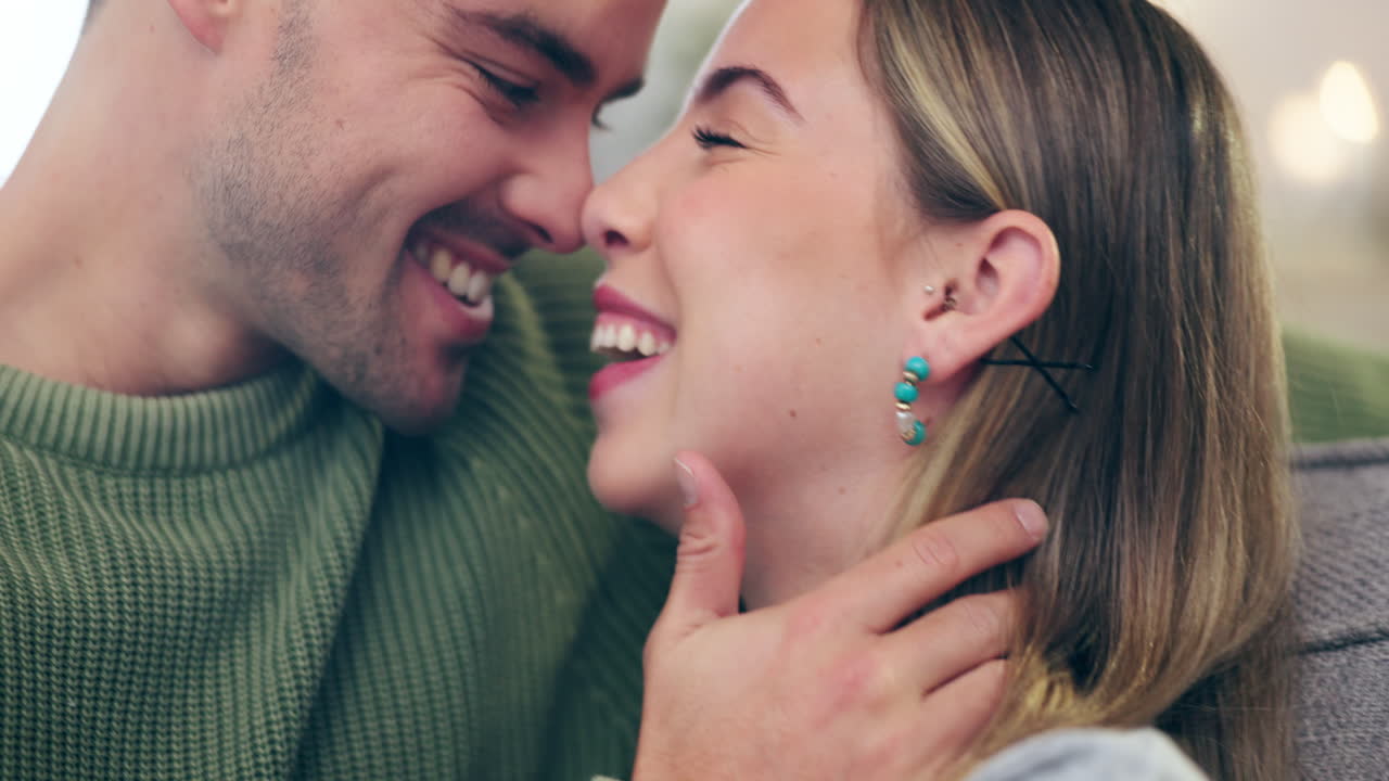 pareja, esquimales besan y abrazan con confianza y amor