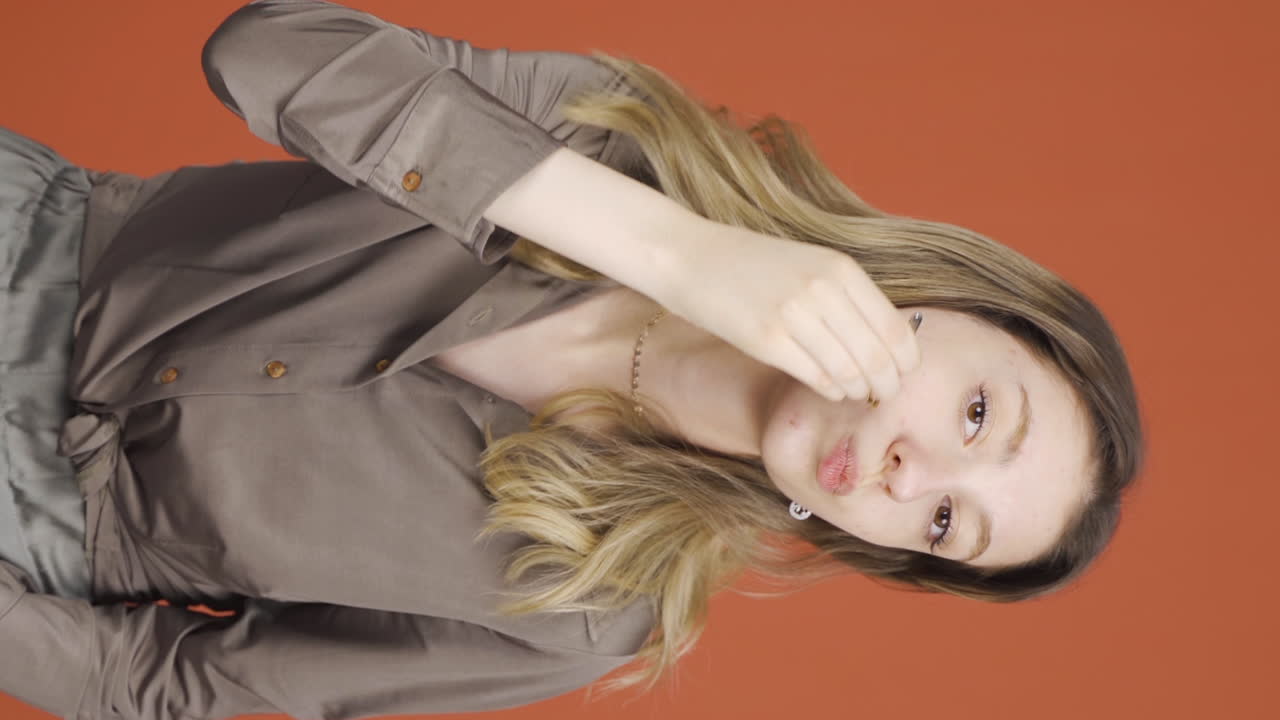 젊은 여성의 수직 비디오는 자신을 돌보고, 잘 꾸며져 있습니다.