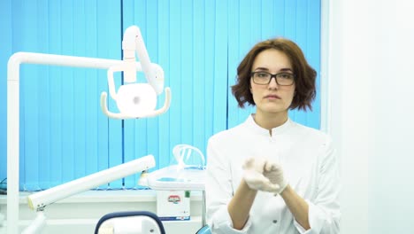 el dentista se pone los guantes.