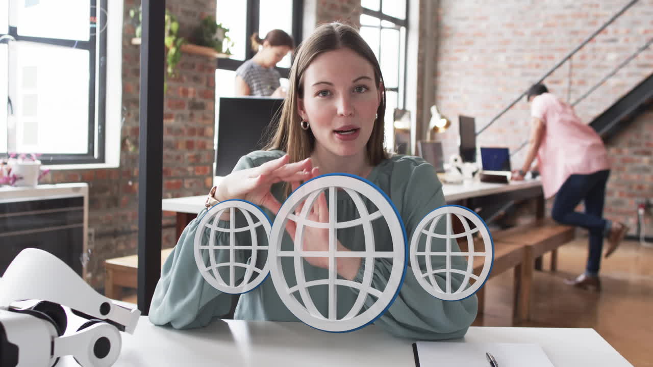 animación de globos y procesamiento de datos sobre mujer de negocios caucásica en la oficina