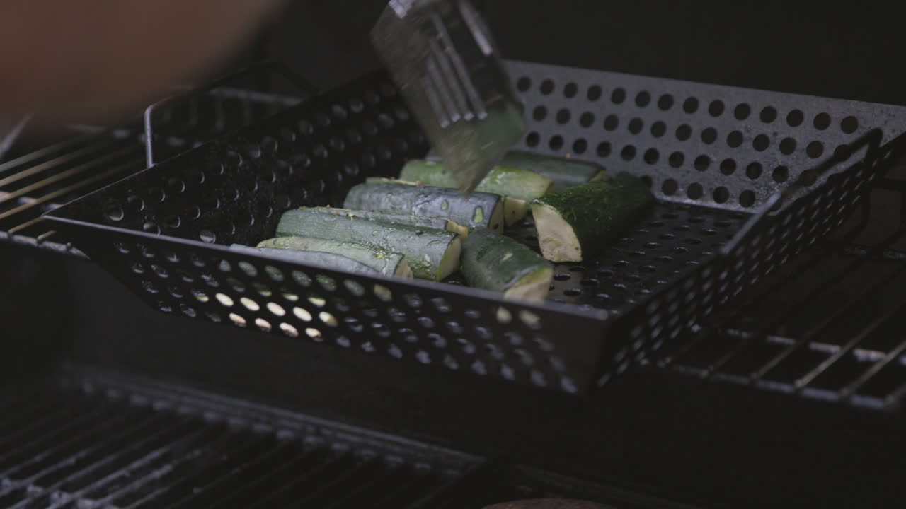 바베큐에 zucchini를 뒤집는 spatula