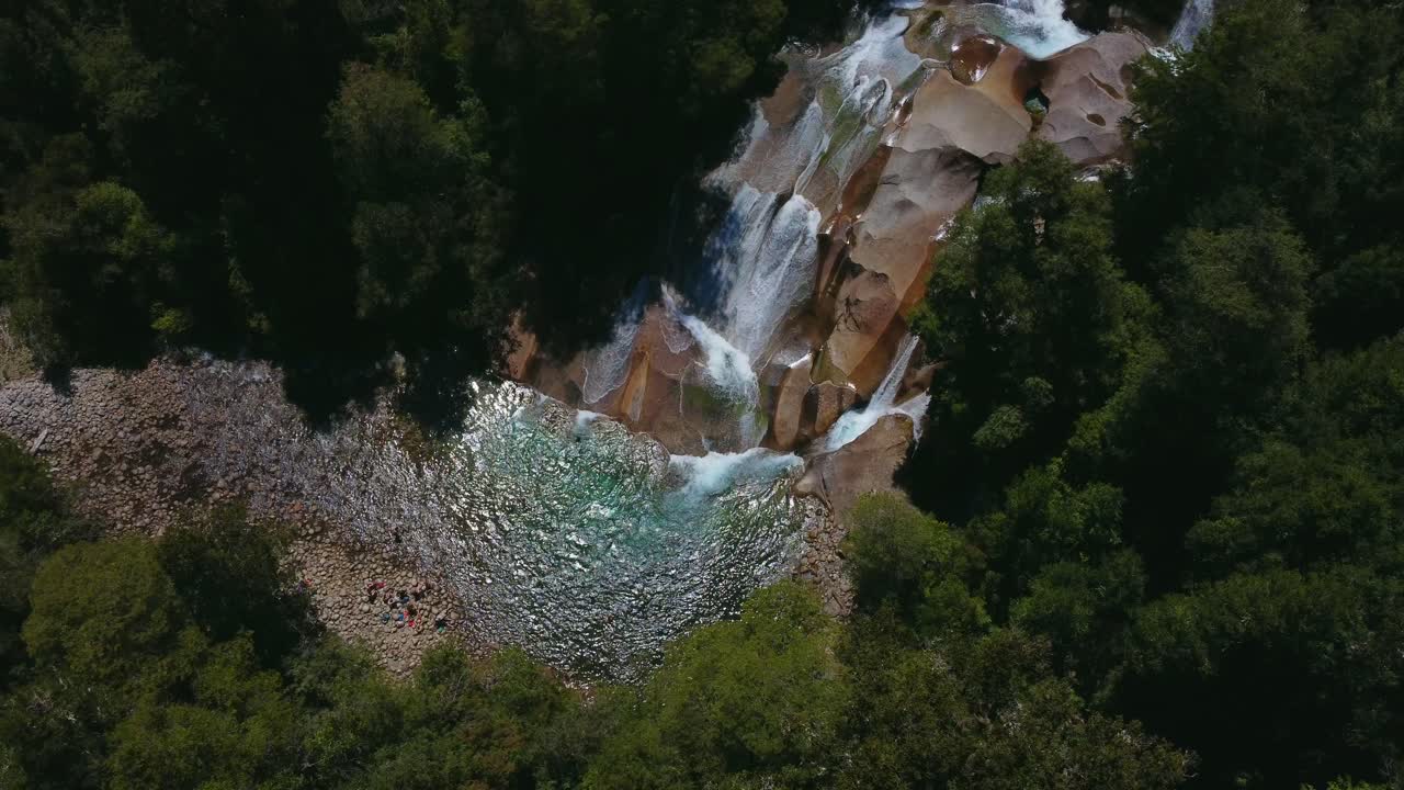 Cochamo, Cile ci invita a scoprire le sue bellissime cascate situate nelle foreste pluviali.