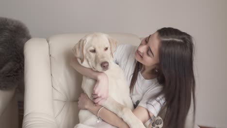 Das-Hübsche-Mädchen-Spricht-Mit-Ihrem-Haustier,-Einem-Labrador-Retriever