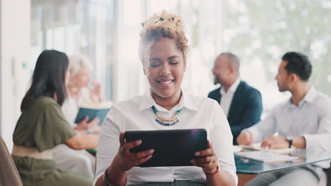 Negocios,-Mujer-Y-Lectura-En-Tableta