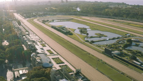 Aéreo---Hipódromo-Y-Lagos-De-Palermo,-Buenos-Aires,-Argentina,-Plano-General