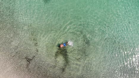 panamá en febrero un dron dispara a la isla contadora nadando entre peces capturados con un dron-8
