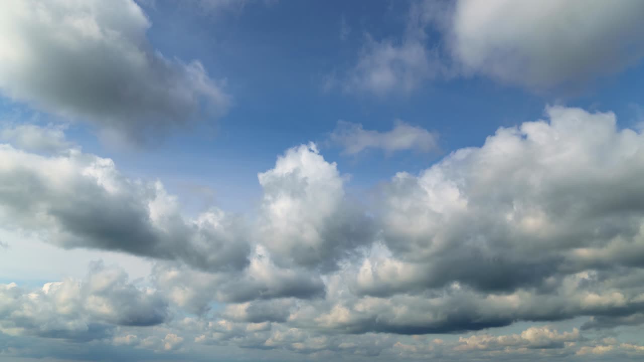 hermoso cielo oscuro dramático con nubes tormentosas el tiempo transcurre antes de la lluvia