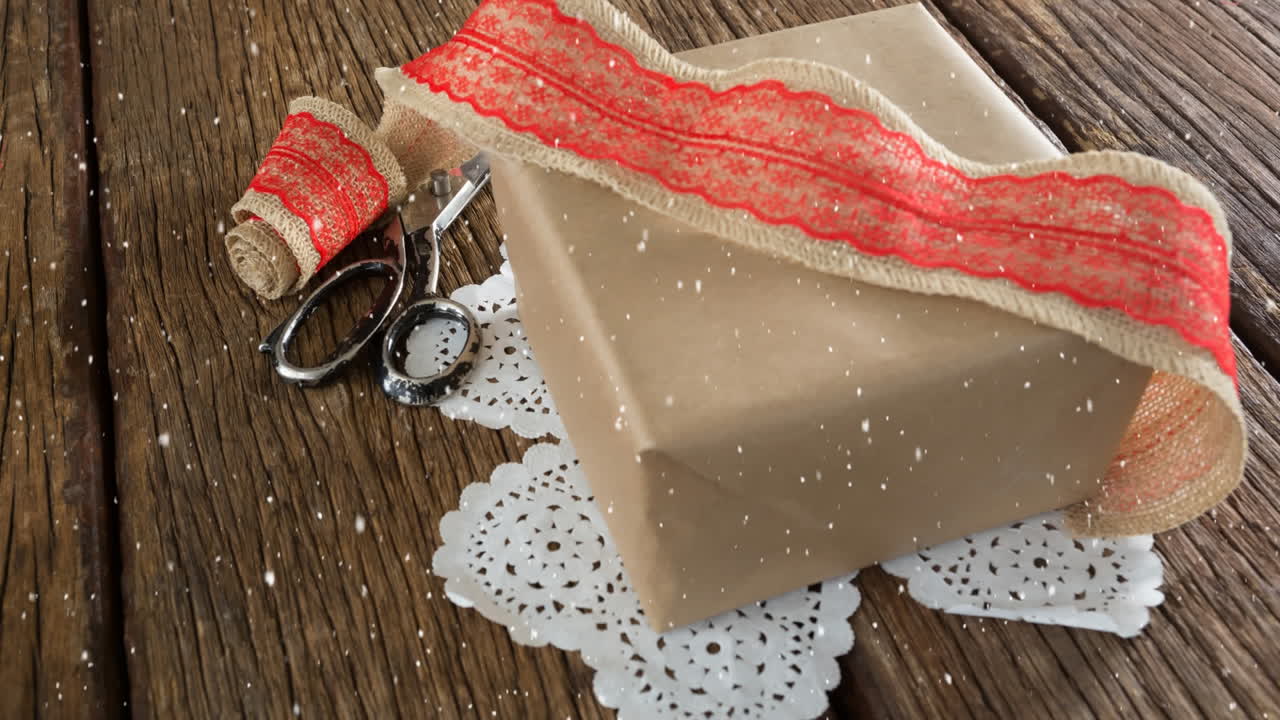 nieve cayendo con el envoltorio de regalos de navidad