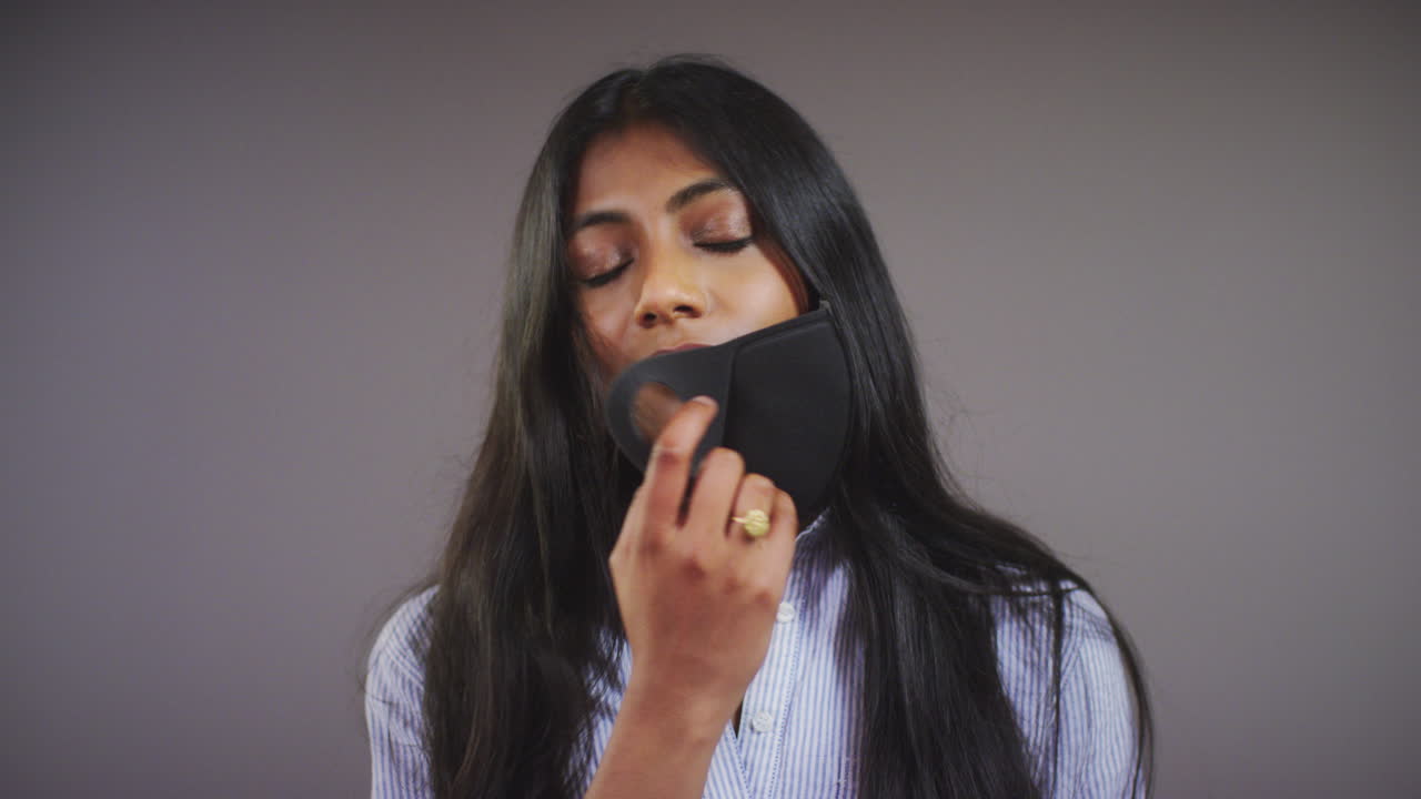 mujer joven quita máscara facial sonrisas pan copia espacio