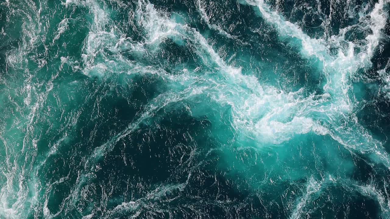 Onde azzurre dell'acqua del fiume e del mare si incontrano durante l'alta e la bassa marea