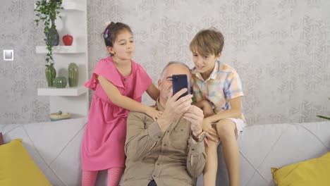 los abuelos y los nietos están chateando por video.