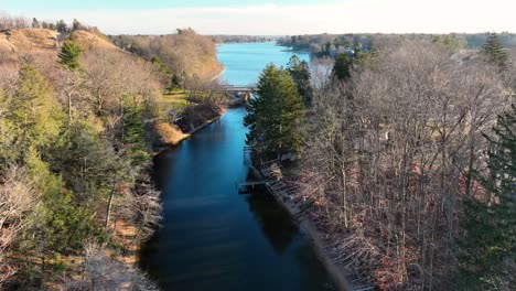 Un-Pequeño-Puente-Cerca-Del-Lago-Mona-En-Muskegon