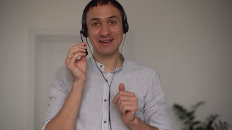 hombre adulto joven sonriente vlogger mirar a la cámara hablar hacer llamada de videoconferencia en vivo chat en línea usando aplicación de computadora grabación blog vlog en casa, ver cámara web de cerca, concepto de videochat