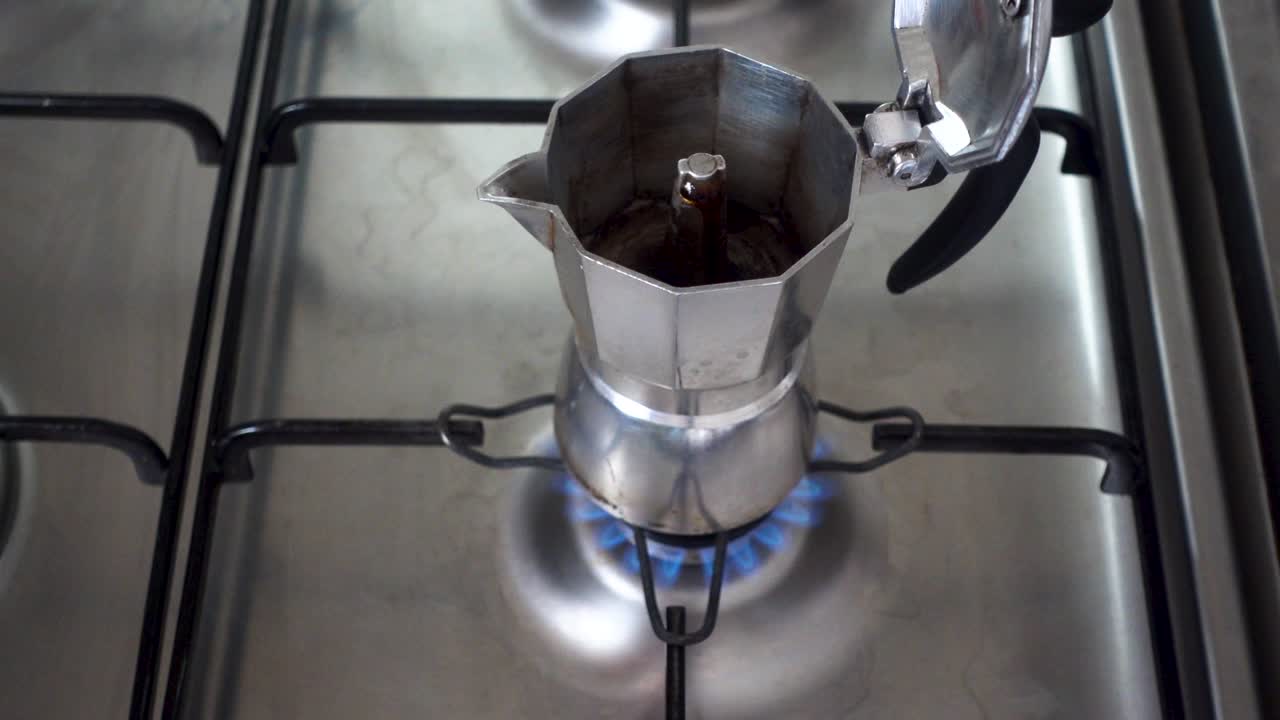 hacer café expreso con moka, estilo italiano, cámara lenta a media velocidad, full hd a 60 fps