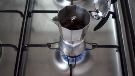 Zubereitung-Von-Espressokaffee-Mit-Moka,-Italienischer-Stil,-Zeitlupe-Mit-Halber-Geschwindigkeit,-Full-HD-Bei-60-Bildern-Pro-Sekunde