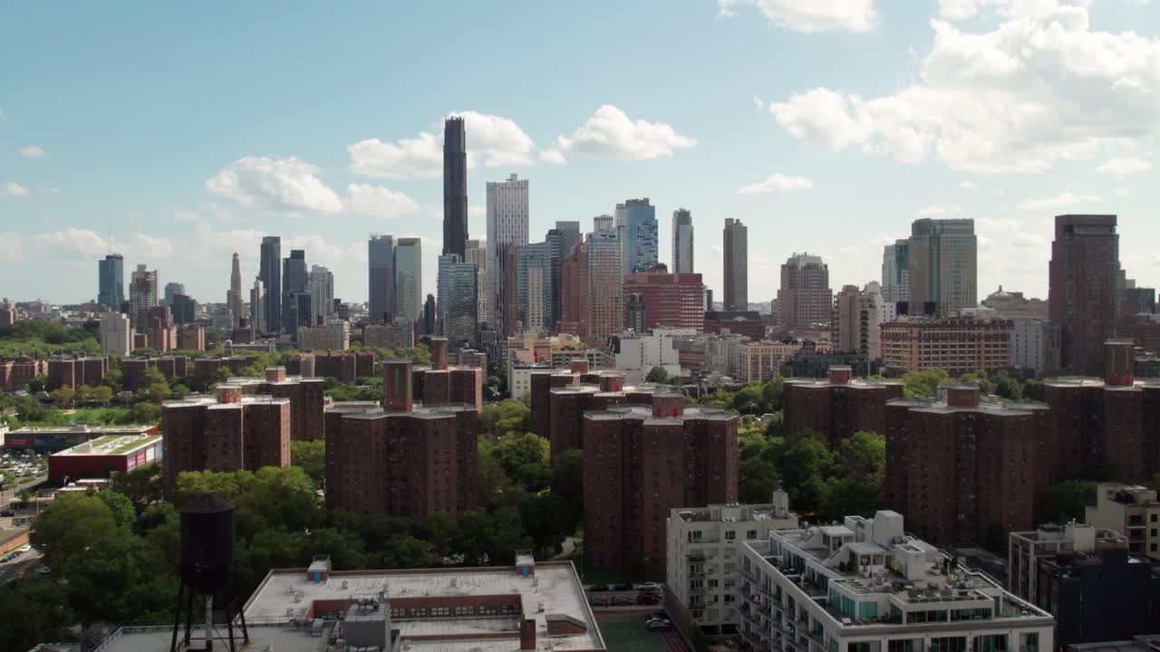 brooklyn, ny, skyline con un proyecto de vivienda asequible en primer plano, 4k