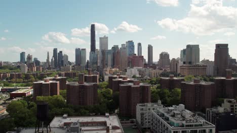 Brooklyn,-New-York,-Skyline-Mit-Bezahlbarem-Wohnprojekt-Im-Vordergrund,-4k