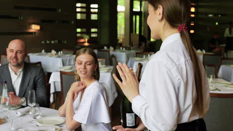 vrienden die tijd doorbrengen in een restaurant