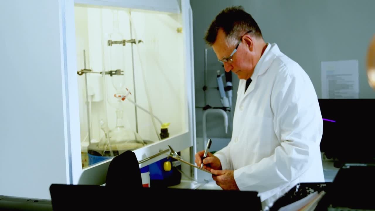 científico masculino escribiendo en el clipboard 4k