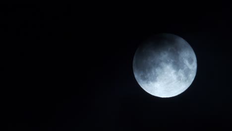 luna con espesas nubes moviéndose, de cerca