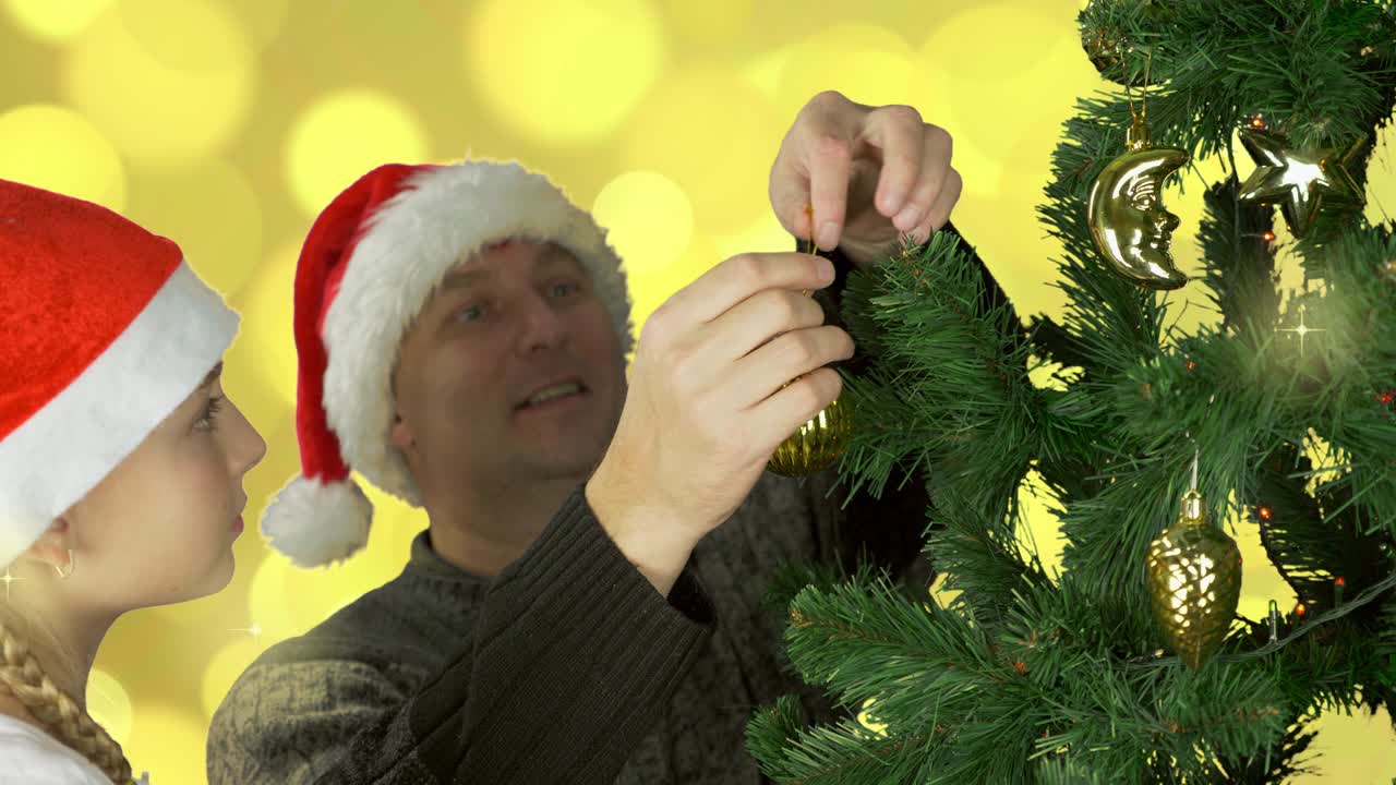 joven caucásica en sombrero de santa rojo decorar árbol de navidad verde con bola de esfera dorada. preparándose para celebrar feliz navidad y feliz año nuevo. fondo de luces parpadeantes de oro abstracto.