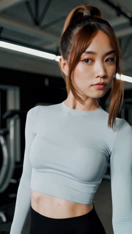 체육관에 있는 여자