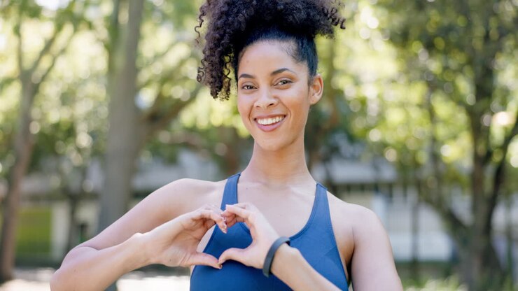 Portret, hart- en handgebaar met fitness