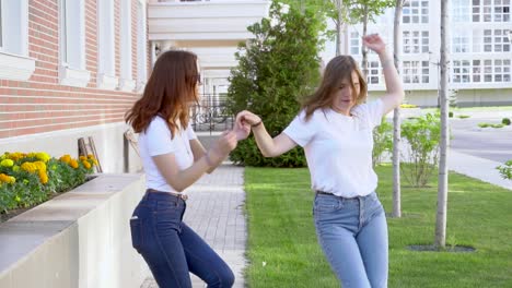 dos chicas bailando afuera