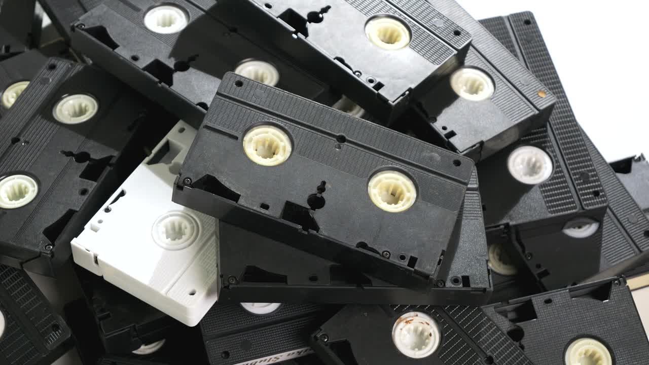 viejas cintas vhs usadas apiladas en una pila