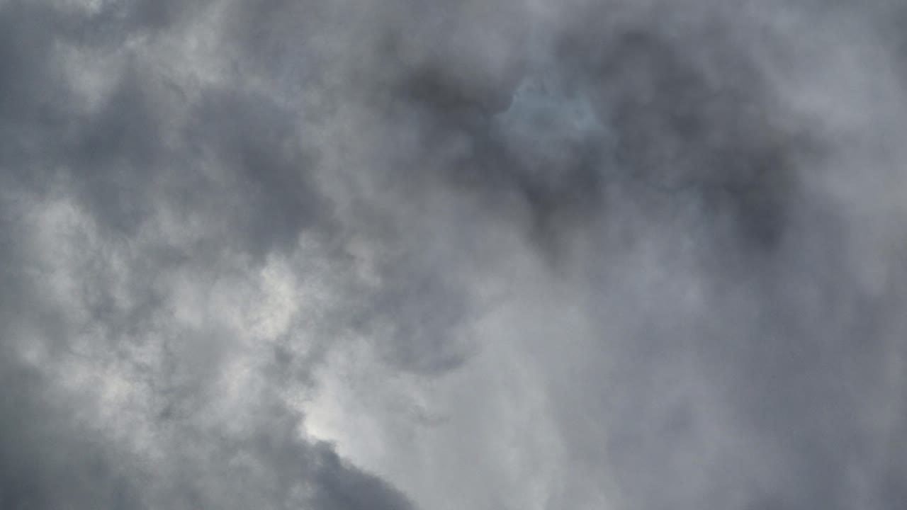 번개와 천둥: 여름 폭풍 4k에서 대담한 스티크