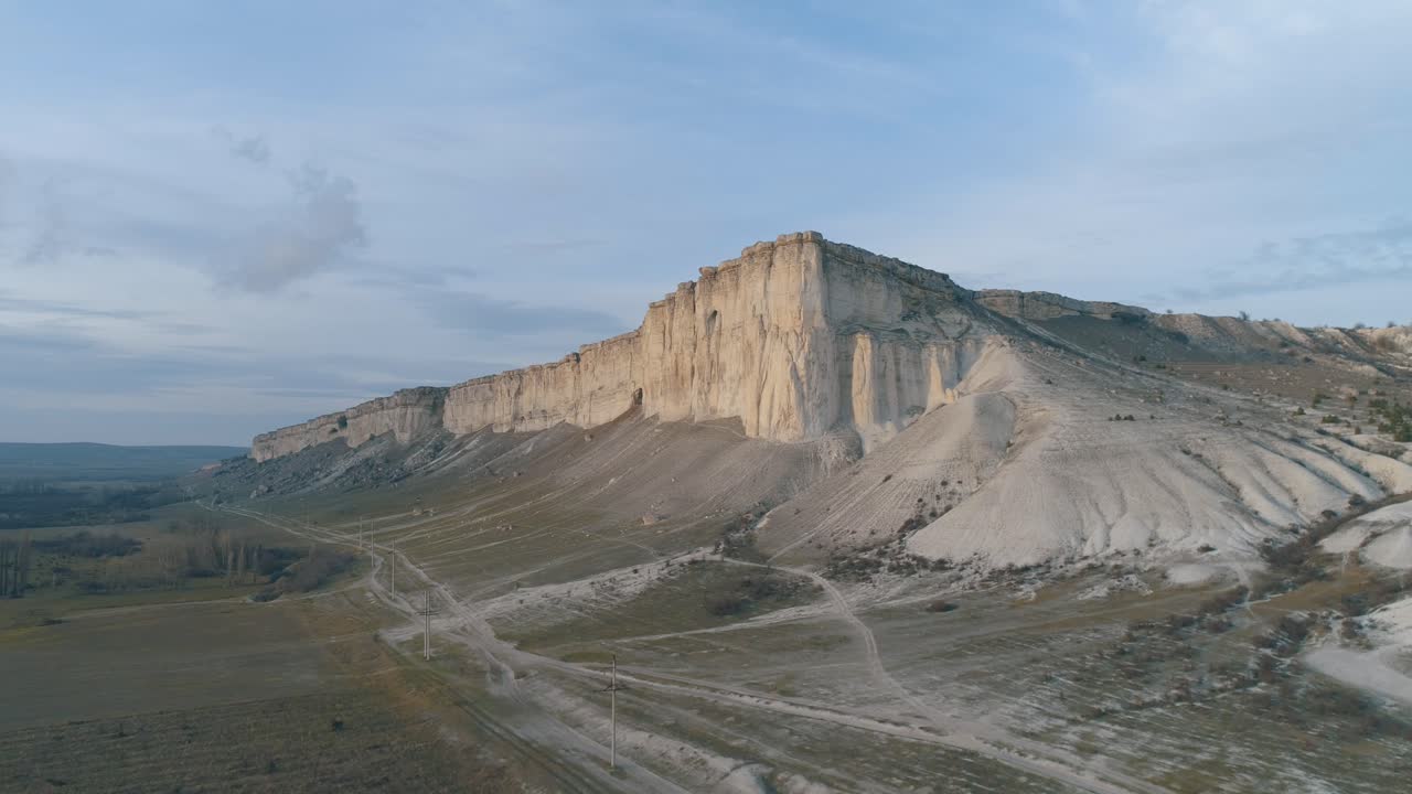 acantilados blancos y paisaje de valle