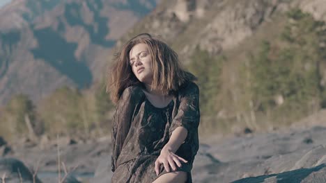 Chica-Con-El-Pelo-Rojo-Ondeando-En-El-Viento-En-Cámara-Lenta-De-Piedra-Grande