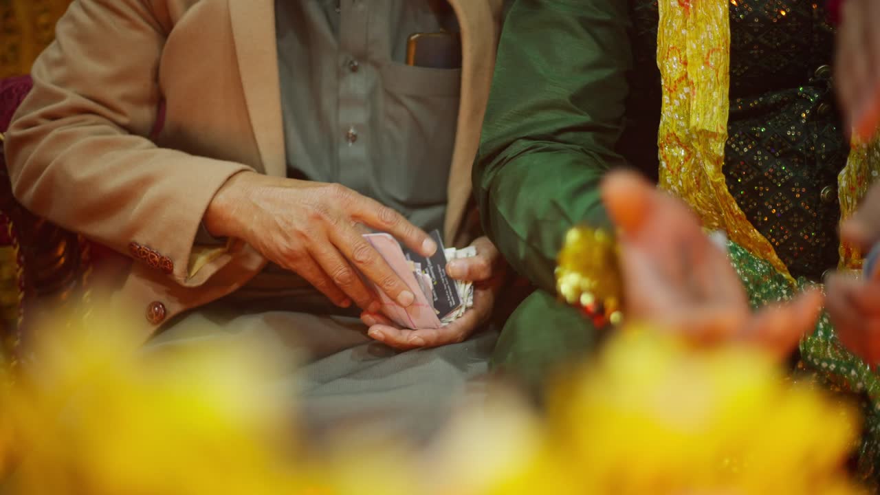 primer plano de un regalo de dinero a una pareja de bodas en pakistán durante una boda
