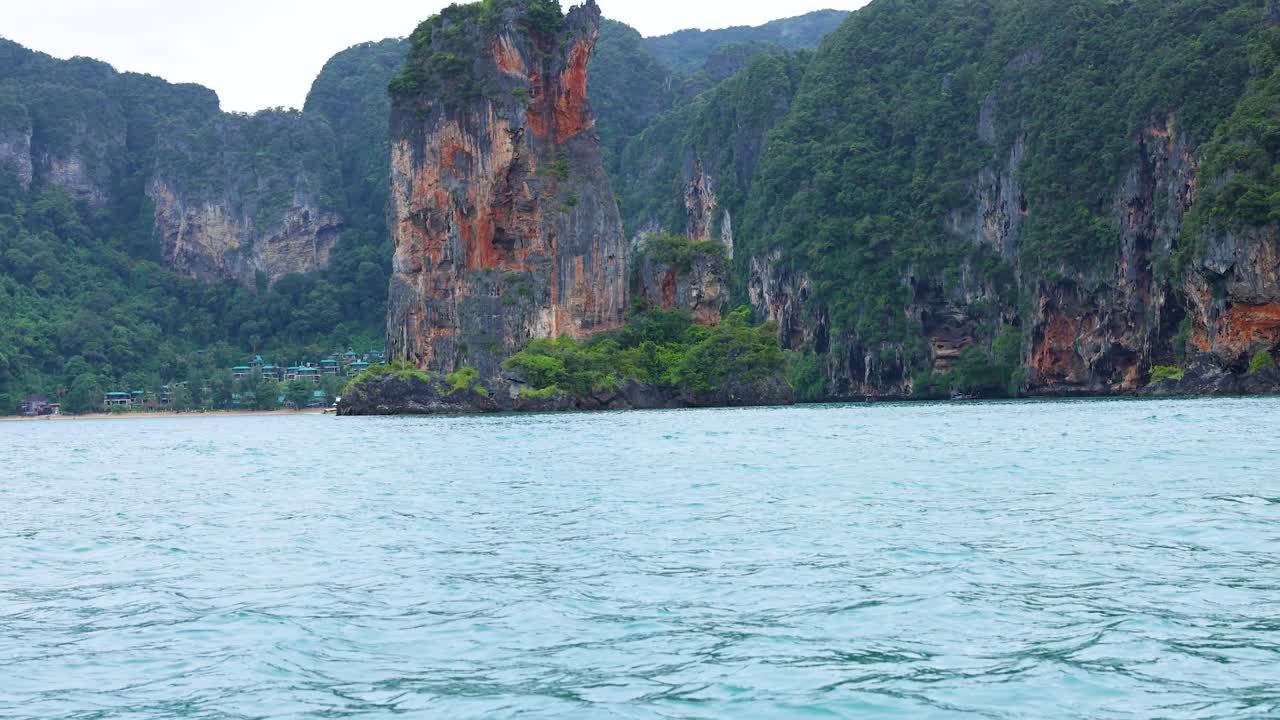 태국 크라비의 릴레이 해변에 있는 멋진 석회암 절벽과 푸르키즈색 물