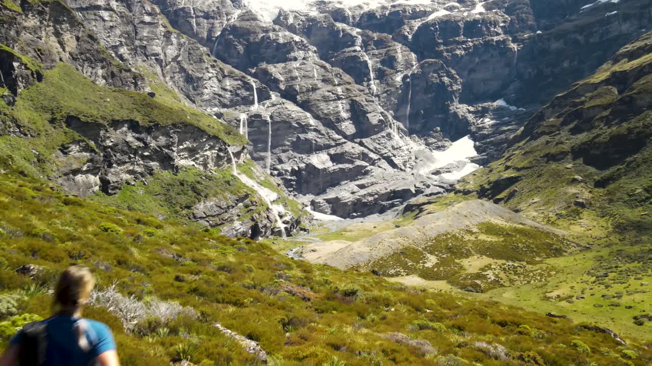 mujer joven disfrutando de paisajes impresionantes de nueva zelanda maravilla de la naturaleza