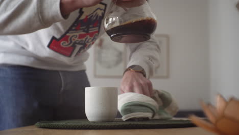 limpie y limpie el café derramado en la sala de estar en el apartamento moderno interior de diseño danés 4k