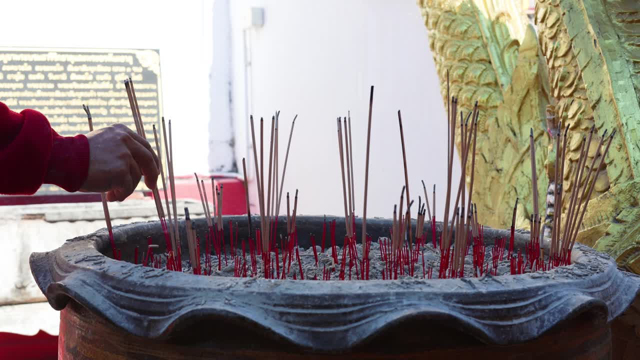 последовательное зажигание курильных палочек в святилище