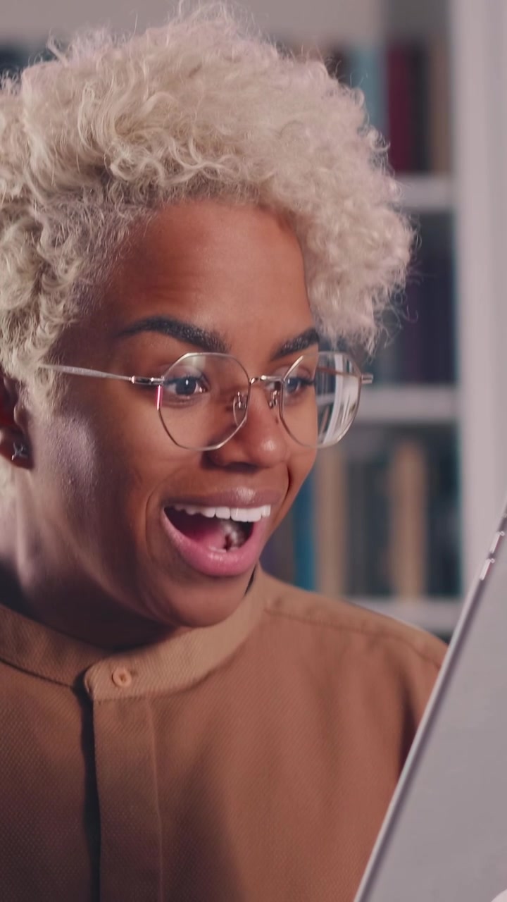 Studentessa afroamericana sorpresa che esulta e festeggia il successo sulla sua