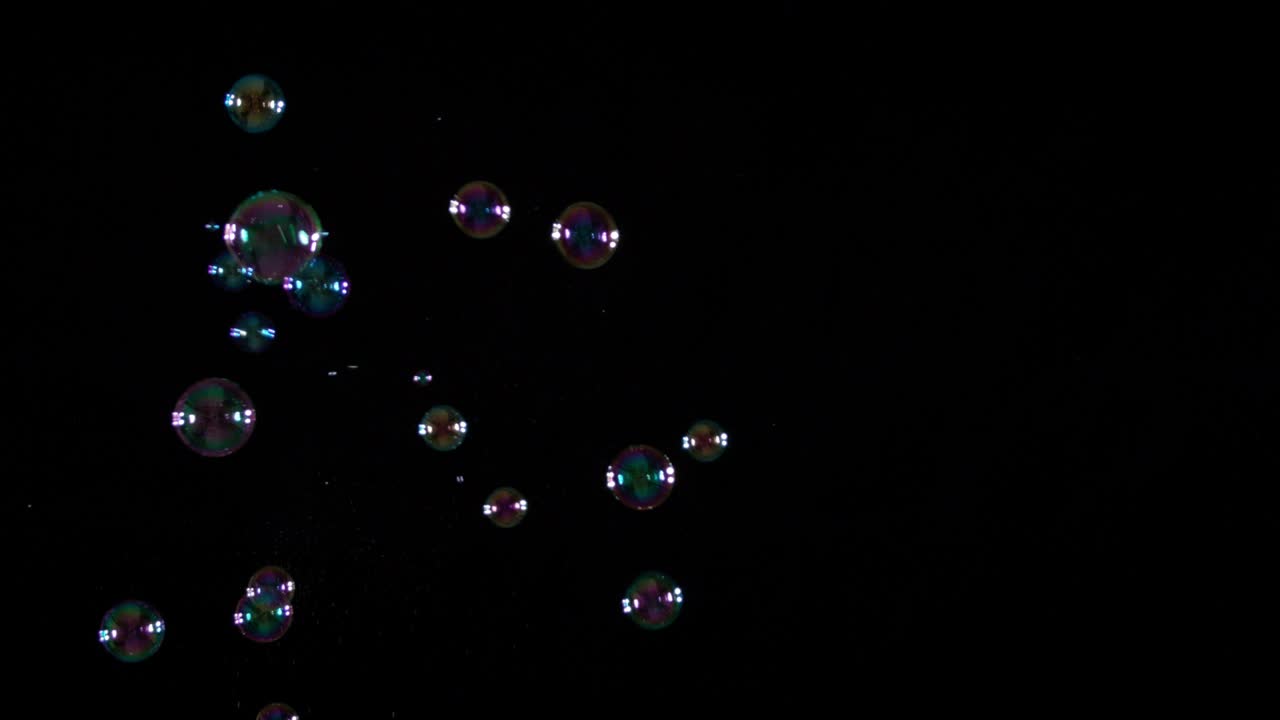 검은 바탕에 비누 거품