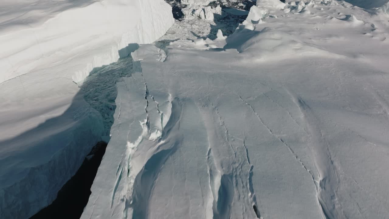 ilulissat icefjord의 바다와 얼음 위의 드론